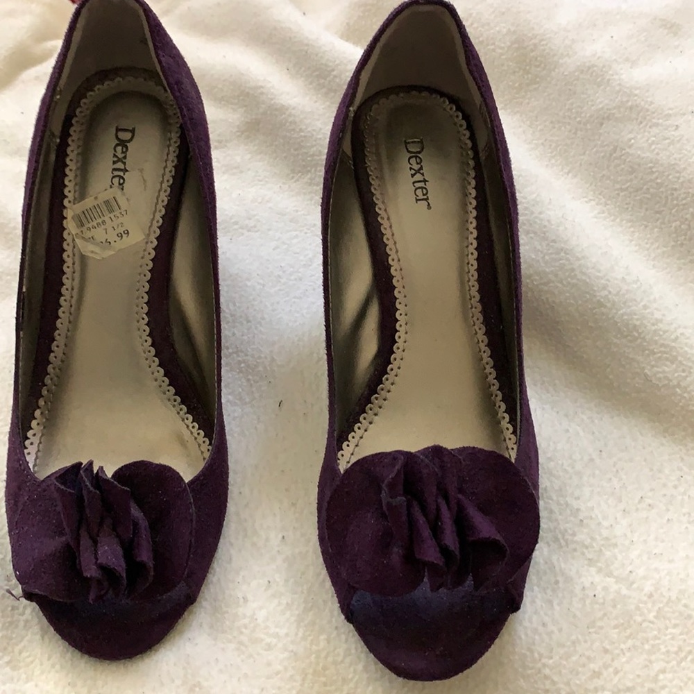 Wedge suede dress shoe with ruffle